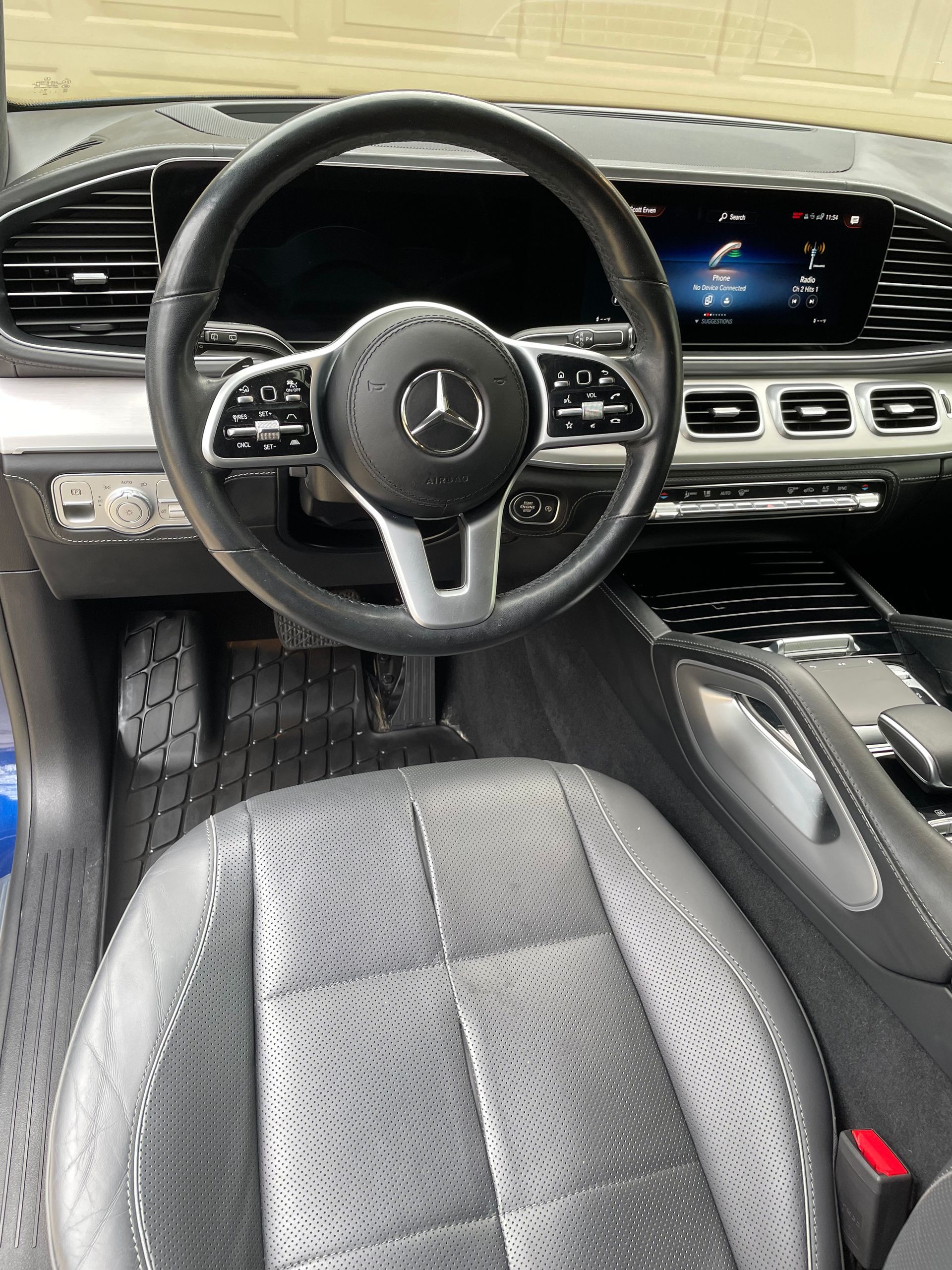 The interior of a mercedes benz gls 500 with a steering wheel and seats.
