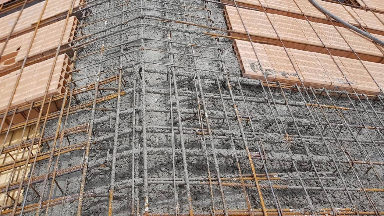 Impalcature metalliche dense e casseforme in legno su un edificio in costruzione