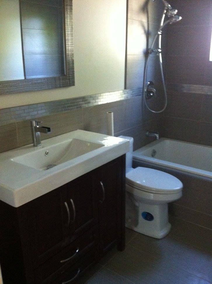 Une salle de bain avec un lavabo, des toilettes et une baignoire