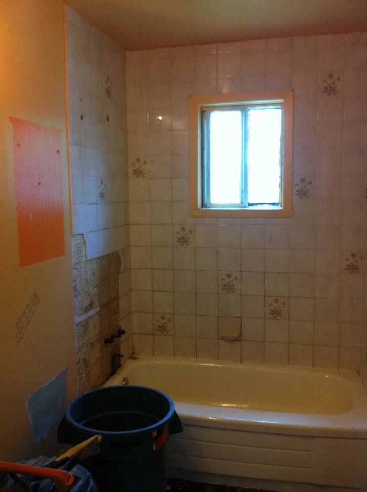 Une salle de bain avec baignoire et fenêtre.