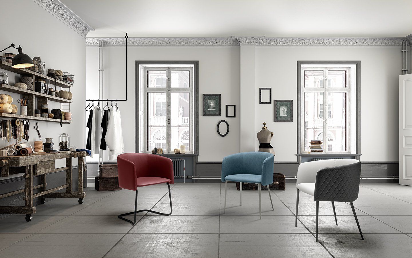 Tre sedie moderne nei colori rosso, blu e grigio scuro, disposte in uno studio minimalista con mensole in stile industriale e due finestre.