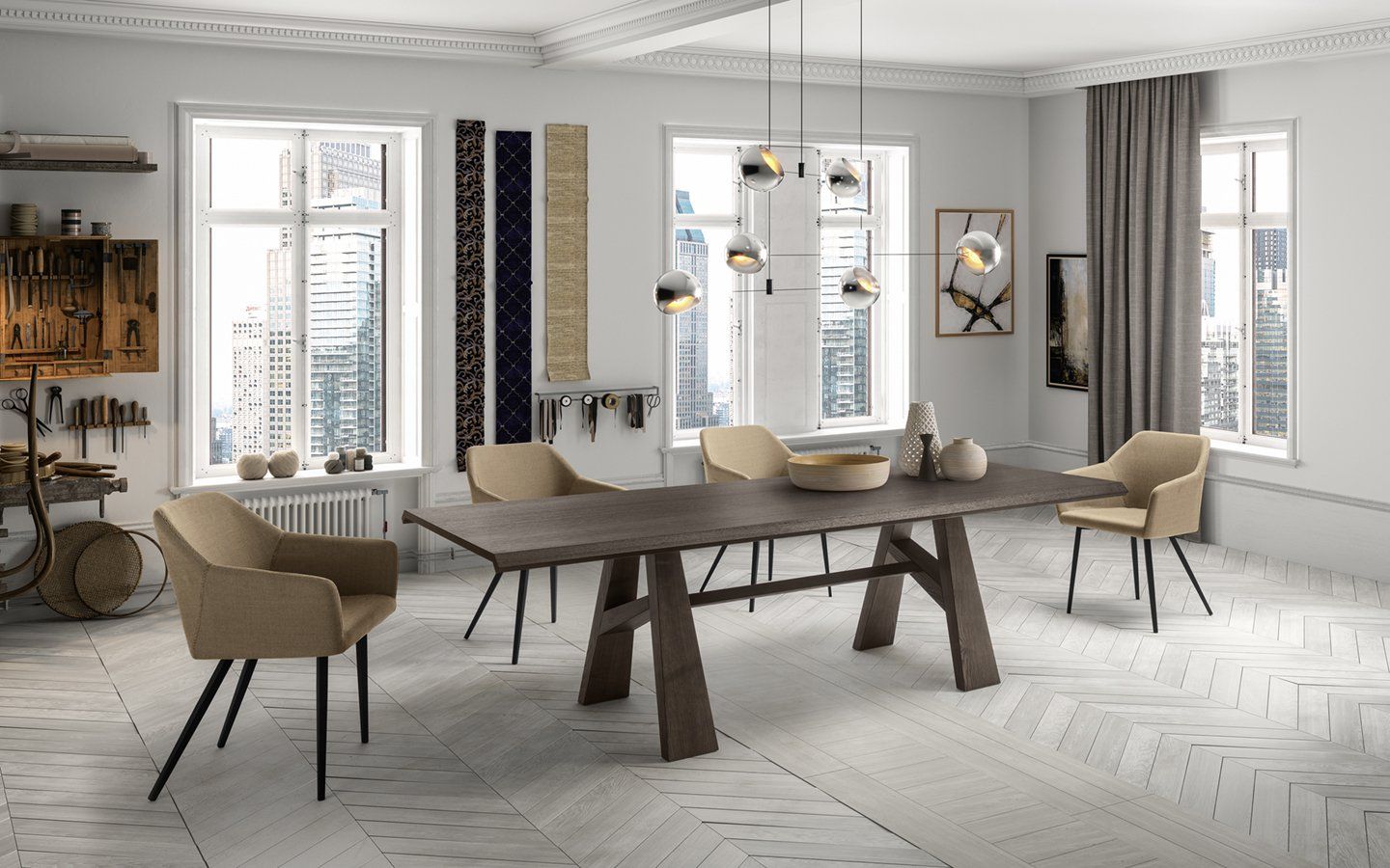 Sala da pranzo moderna con un lungo tavolo in legno scuro, quattro poltrone imbottite beige e lampade a sospensione contemporanee.