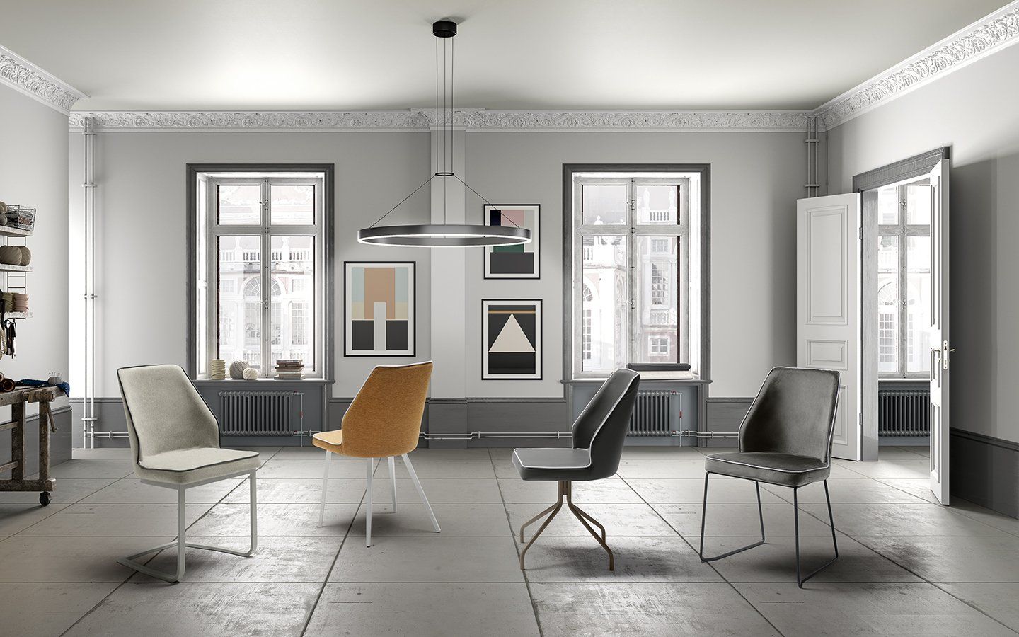 Quattro sedie da pranzo moderne nei colori beige, senape, grigio e grigio scuro, disposte in fila in una stanza luminosa e minimalista.