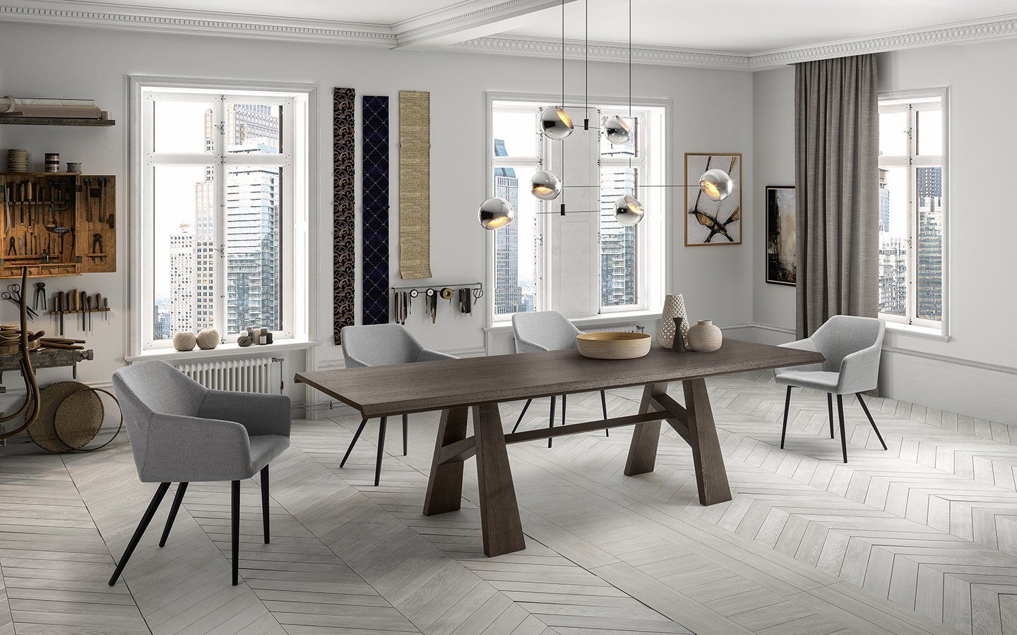 Una sala da pranzo moderna con un tavolo a cavalletto in legno scuro, sedie grigio chiaro, una lampada a sospensione dal design particolare e ampie finestre.