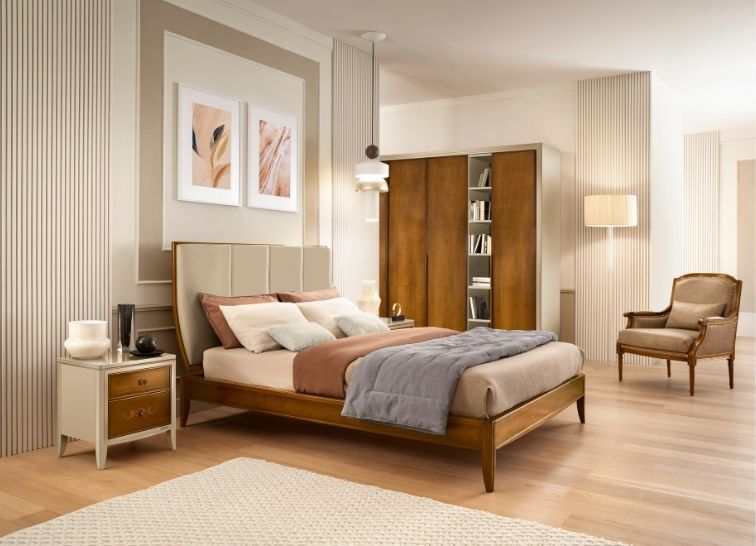 Una camera da letto moderna con letto in legno, comodino, armadio con ripiani a vista e poltrona in tonalità neutre.