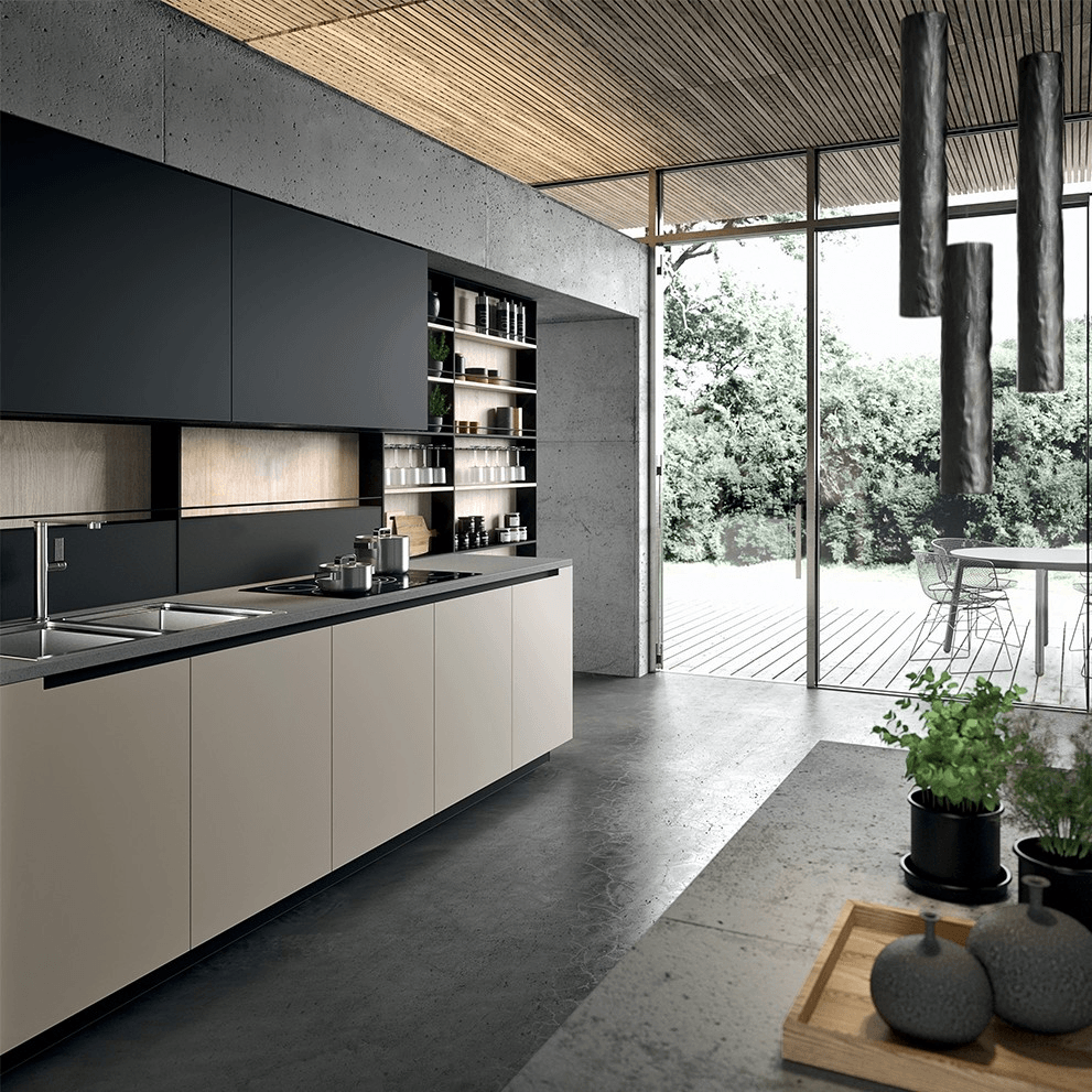 Una cucina moderna è caratterizzata da pensili neri opachi, mobili base beige chiaro, superfici in cemento e finestre a tutta altezza.