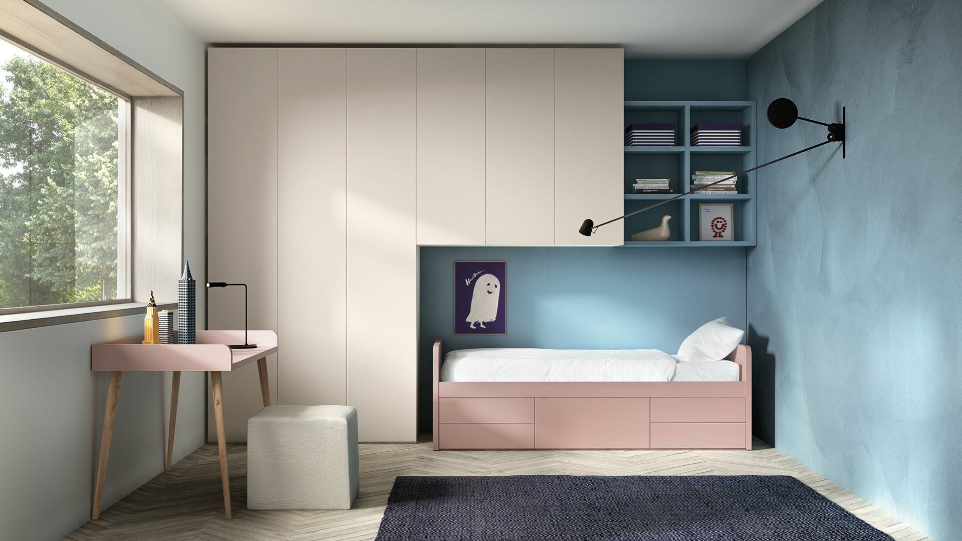 Una camera da letto moderna con armadio color crema, letto e scrivania rosa, pareti con dettagli blu, mensole a vista e un tappeto scuro.