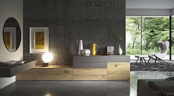 Un soggiorno moderno con una credenza bassa in legno e grigio, arredamento minimalista, una lampada a sfera e vista su un rigoglioso giardino.