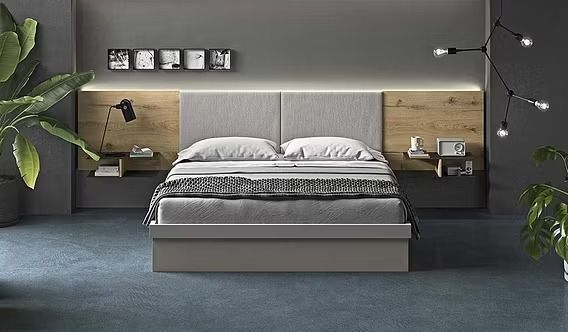 Camera da letto moderna con letto centrale, testiera in legno chiaro, pareti grigio scuro, due comodini sospesi e piante da interno.