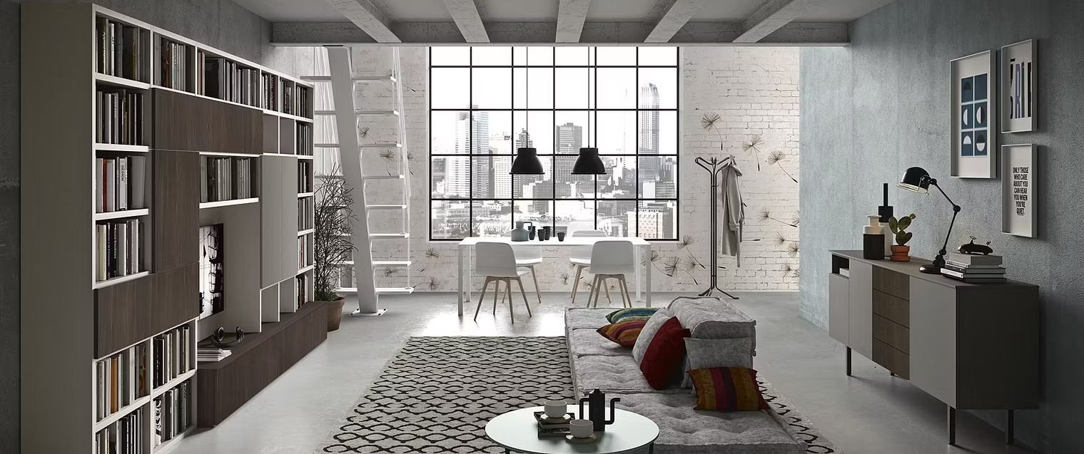Un soggiorno moderno con libreria a tutta altezza, un'ampia finestra panoramica, un divano grigio e una credenza.