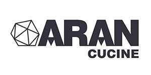 Logo per Aran Cucine con un'icona geometrica a forma di sfera accanto alla scritta grigio scuro 
