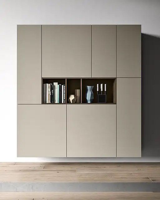 Mobile contenitore a parete color tortora con ripiano centrale aperto per esporre libri e oggetti decorativi.
