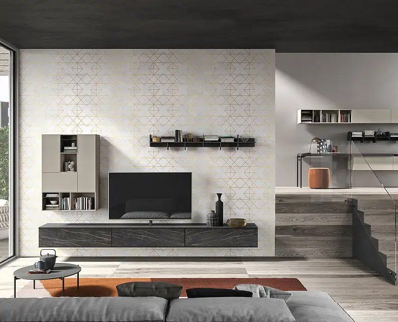 Soggiorno moderno con divano grigio, televisore a parete, carta da parati a motivi geometrici e mobili contenitori scuri sospesi.