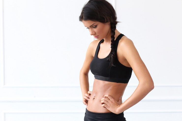 Como a lipoabdominoplastia minimamente invasiva modela o corpo