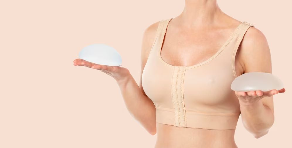 É preciso trocar a prótese de silicone dos seios