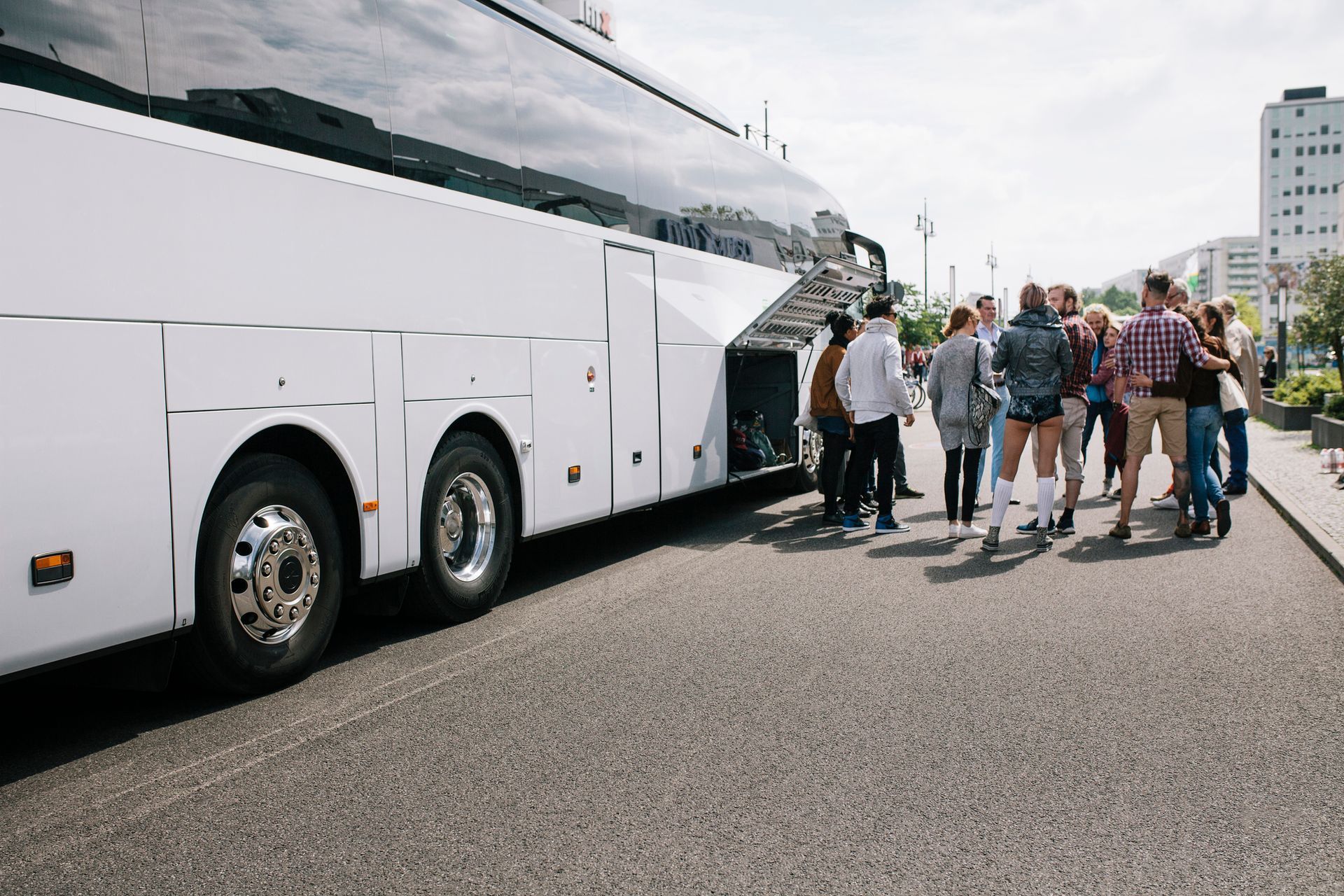 persone che salgono in bus