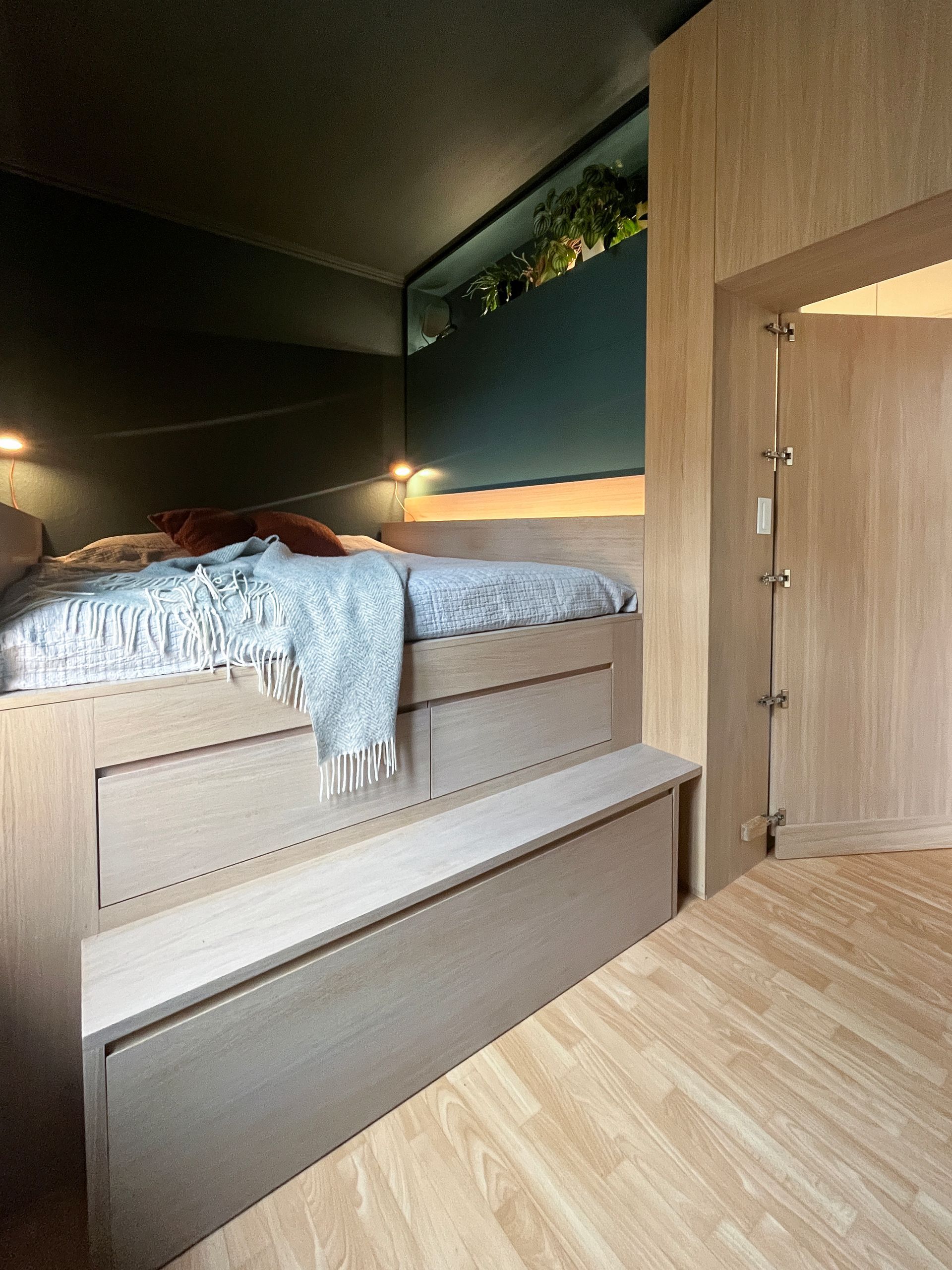 Raumtrenner Raumhoch mit begehbarem Schlafzimmer. Bett in Eiche-Optik.