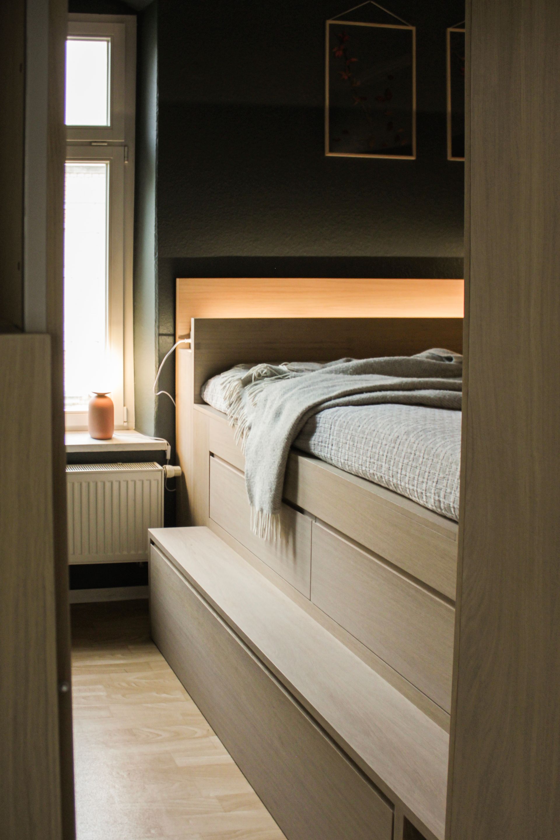 Bett in Eiche mit indirekter LED-Beleuchtung. 
