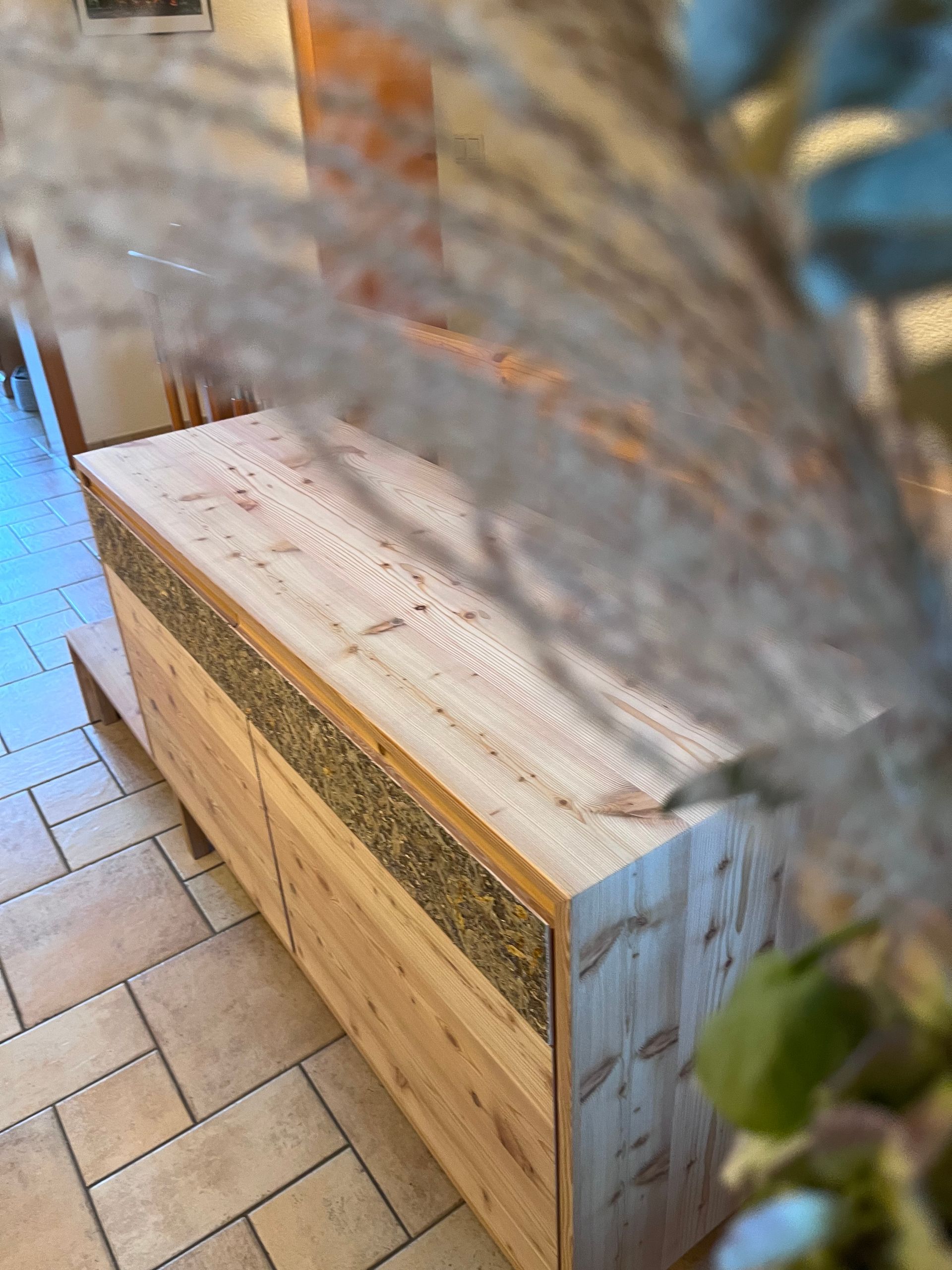 Sideboard in gebürsteter Lärche. Waterfall-Edge. Wasserfallkante. Fronten mit Organoid Oberfläche.