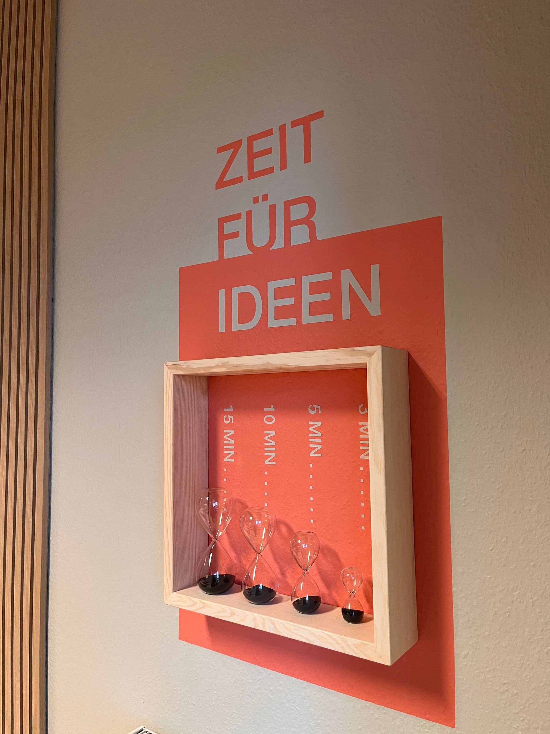 Regal für Sanduhren aus Massivholz Kiefer, verdeckte Wandbefestigung.