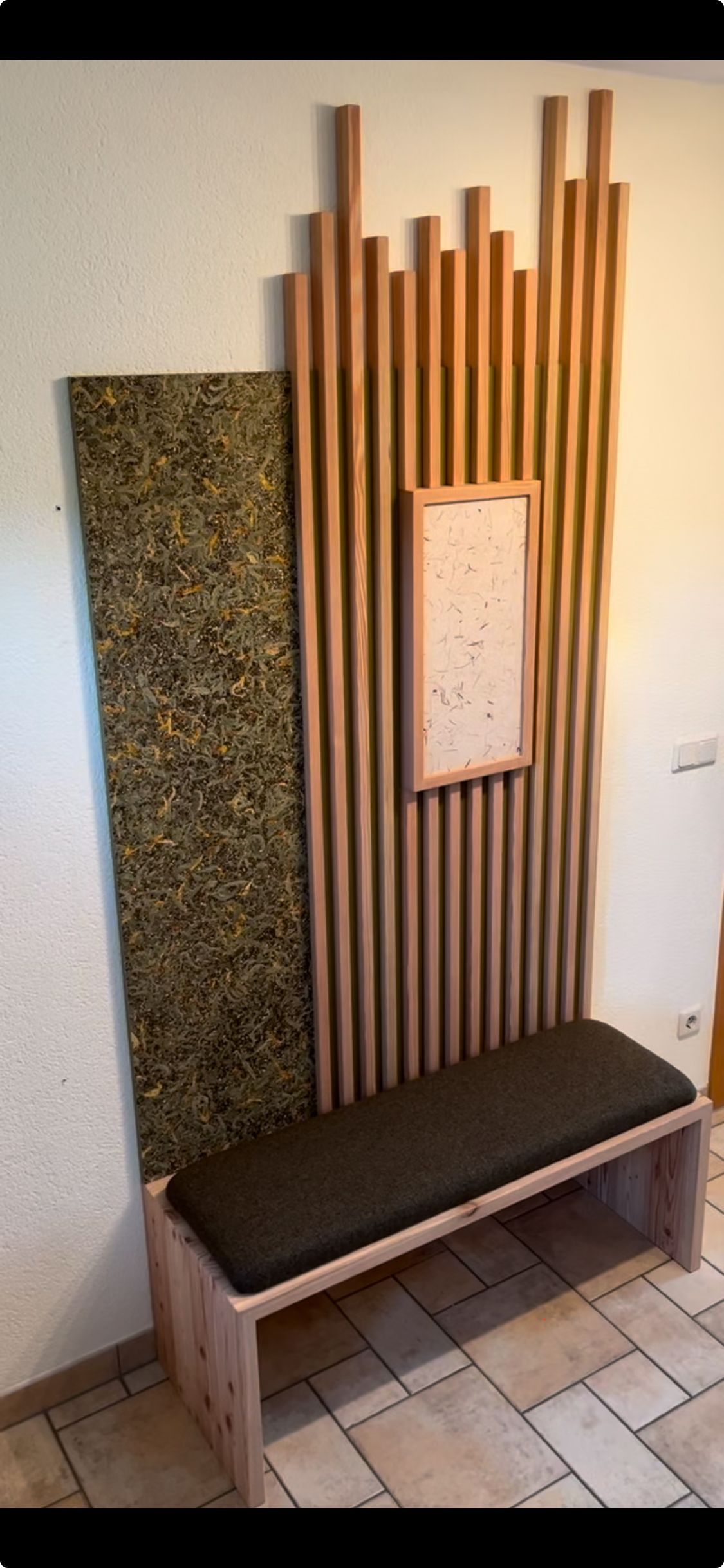Flurmöbel. Garderobe aus gebürsteter Lärche, geölt. Fronten mit Organoid Oberfläche und LED-Paneel.