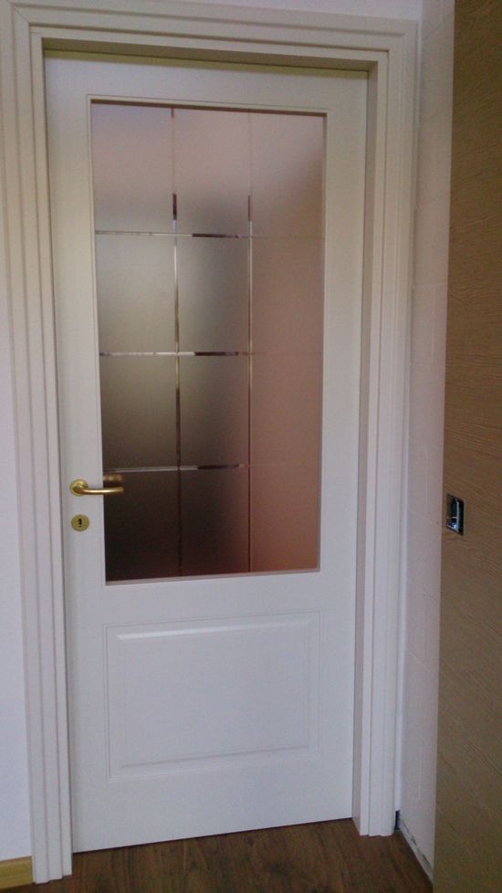 porta con sezione in vetro