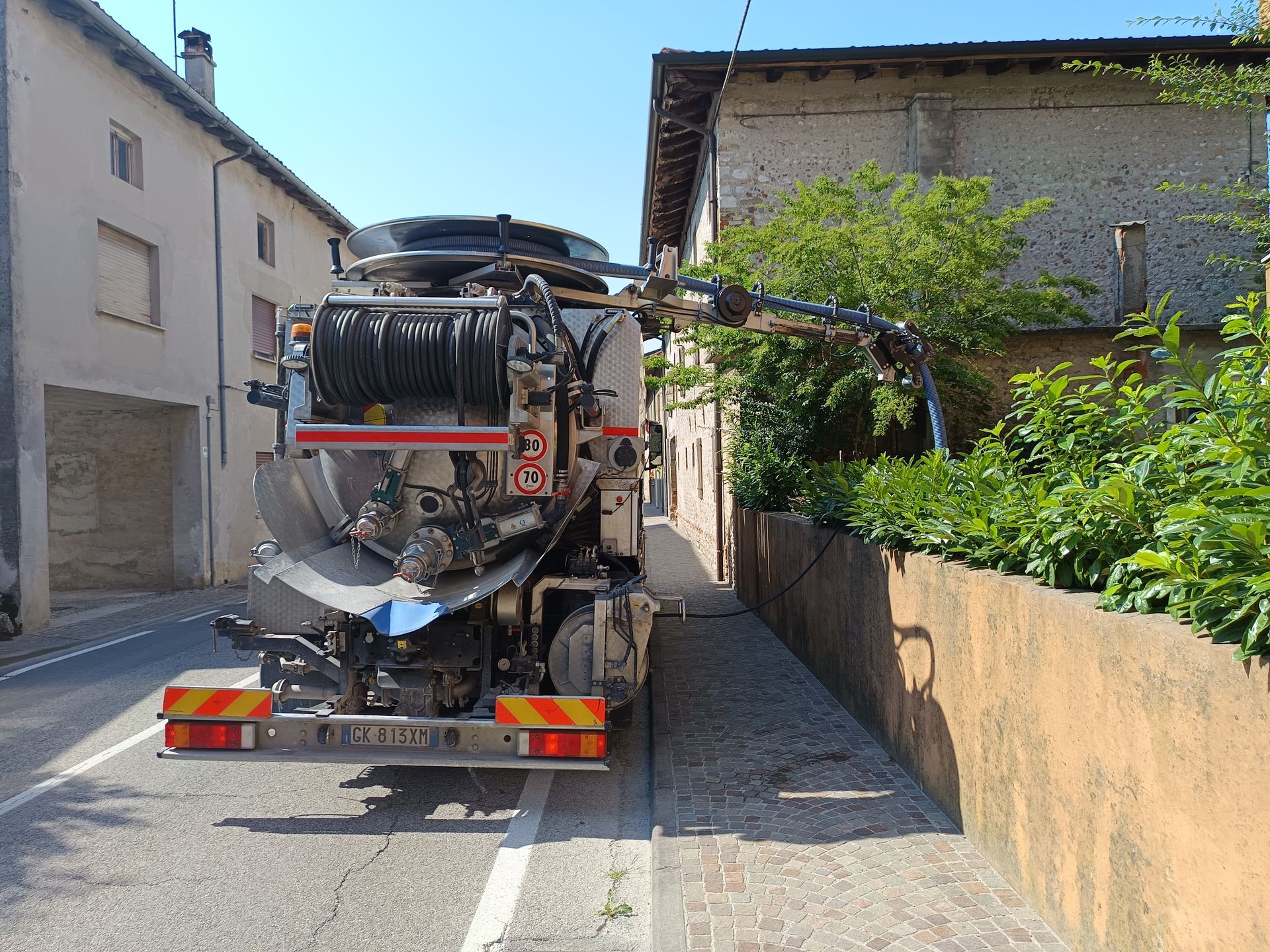 camion spurghi in operazione