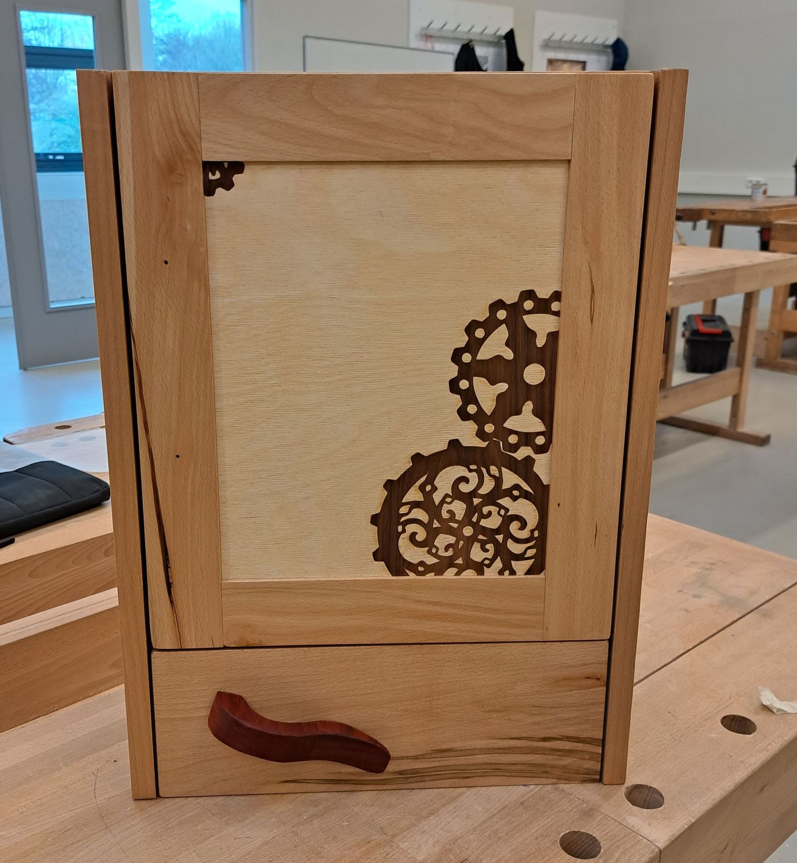 Het kastje deurtje klepje. Dit was mijn eerste kennismaking met het inlegwerk.