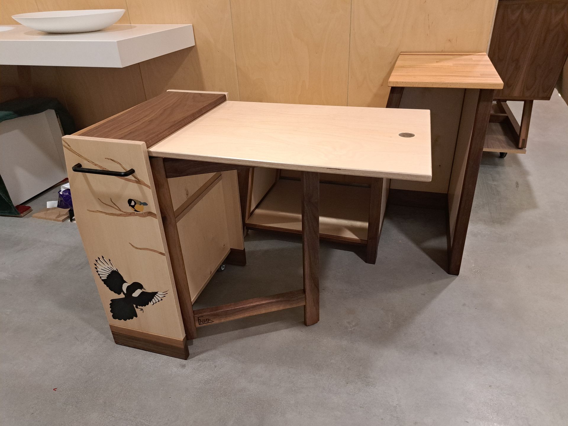 Wopke meubel met de tafel uitgeklapt.