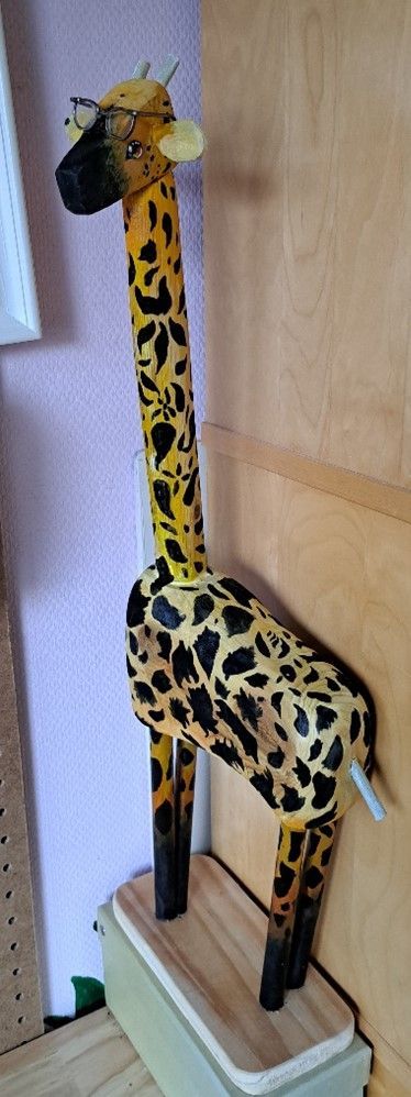 Een houten giraffe gemaakt als aandenken van een leuk project op Melanchthon Business School (MBS) in Bleiswijk.