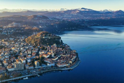 vista dall'alto della zona di Varese e dei Laghi