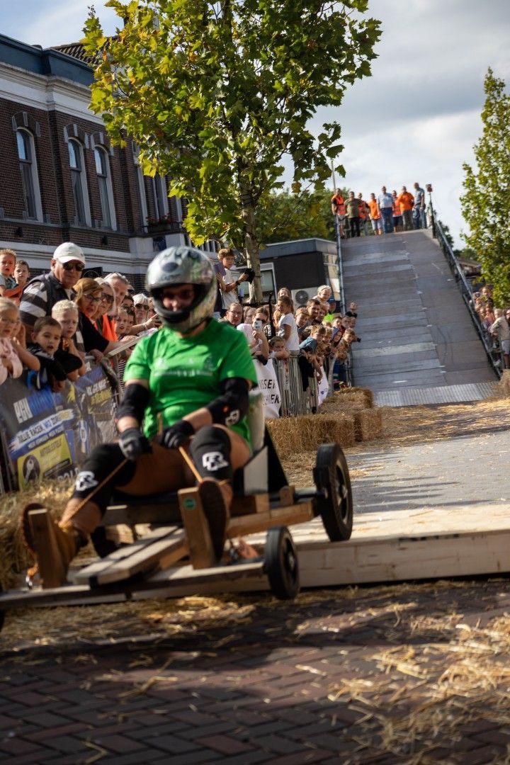 Deelnemers tijdens de Zeepkistenrace Lekkerkerk
