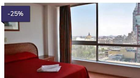 Una habitación de hotel con una cama y una ventana grande.