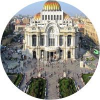 Una vista aérea de un gran edificio con una cúpula en el centro de una ciudad.