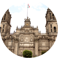 Un edificio grande con una bandera encima.