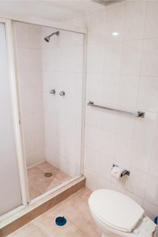 Un baño con inodoro y ducha.