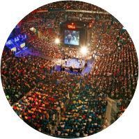 Una gran multitud de personas está viendo un concierto en un estadio.