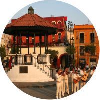 Un grupo de mariachis está parado frente a un mirador.