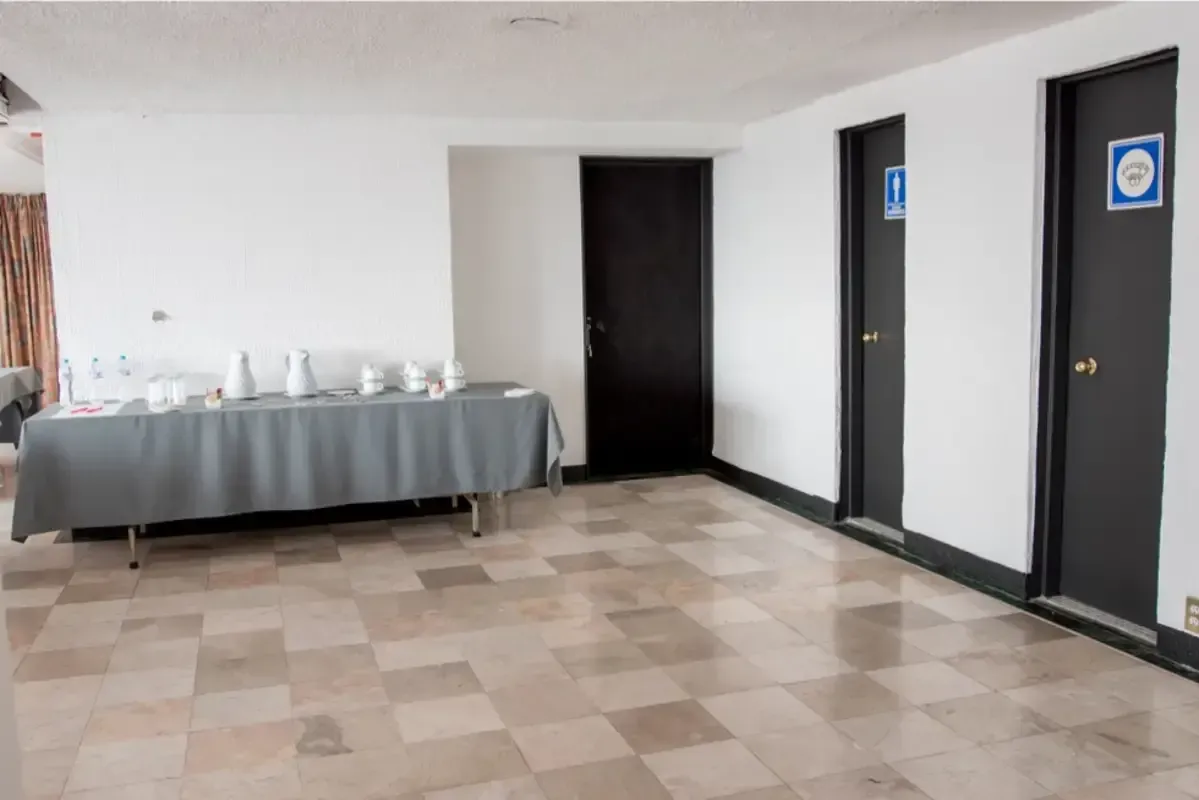 Un pasillo largo con una mesa en el medio.