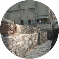 Un muro de piedra con una estatua de un dragón en un círculo.