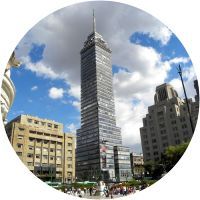 Hay un edificio muy alto en el centro de la ciudad.