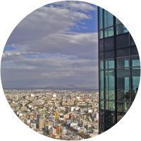 Una vista aérea de una ciudad desde lo alto de un edificio alto.