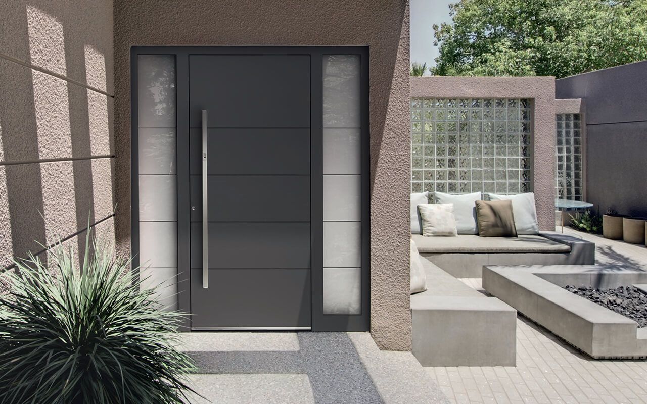 Una porta nera si trova di fronte a un patio con un braciere.