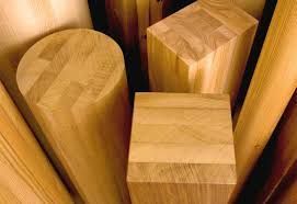 Un mucchio di blocchi di legno sono accatastati uno sopra l'altro.