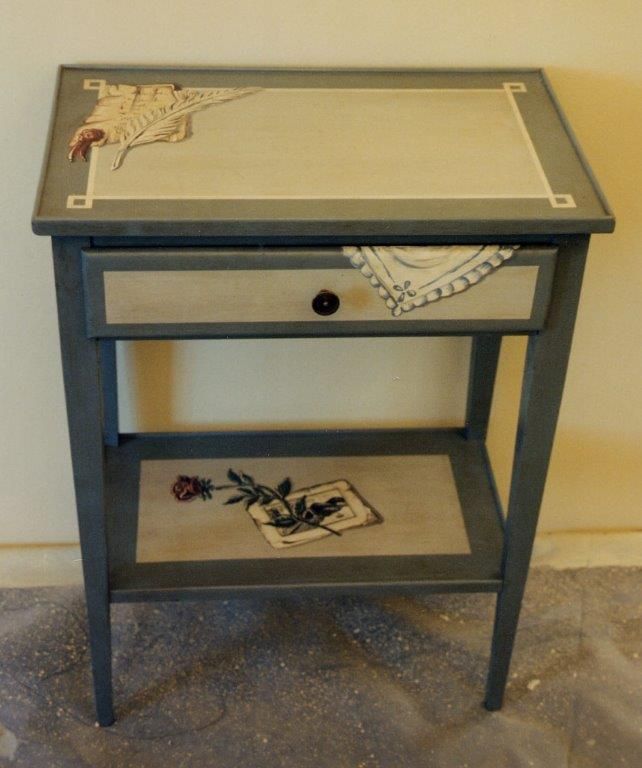Un tavolino con un cassetto e un quadro sopra