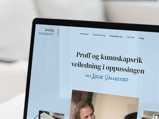 illustrasjon av boligkreatøren sin hjemmeside på en macbook pro