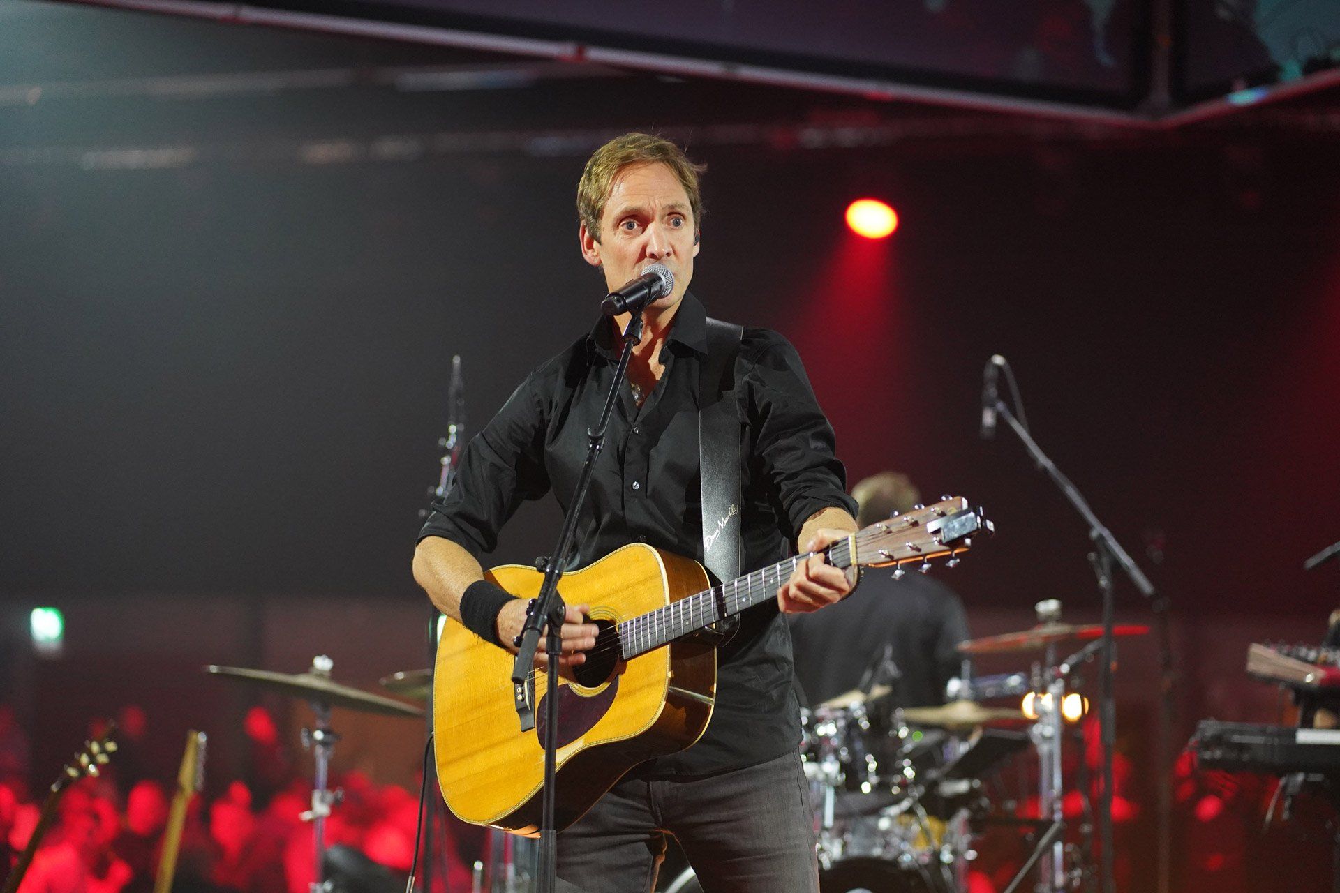 Bilde av Arne Hurlen som synger og spiller gitar
