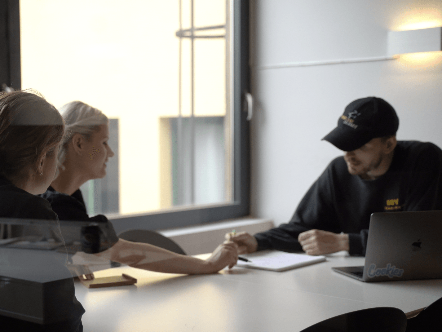 Bilde av Lise Folkestad, Karoline Liane og Oscar Eikeland i Oase Media.
