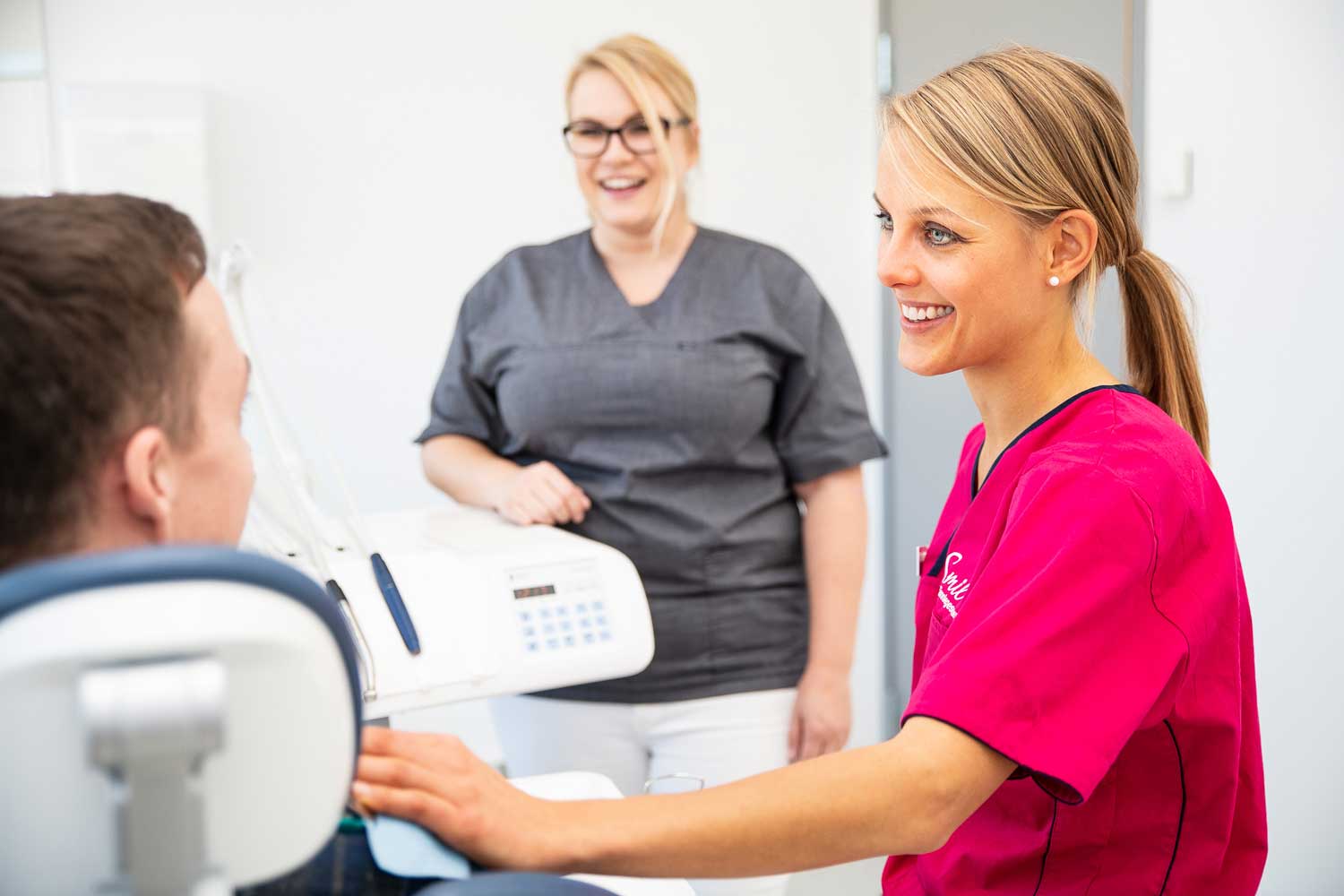 Bilde av tannleger og en pasient hos Smil tannlegesenter
