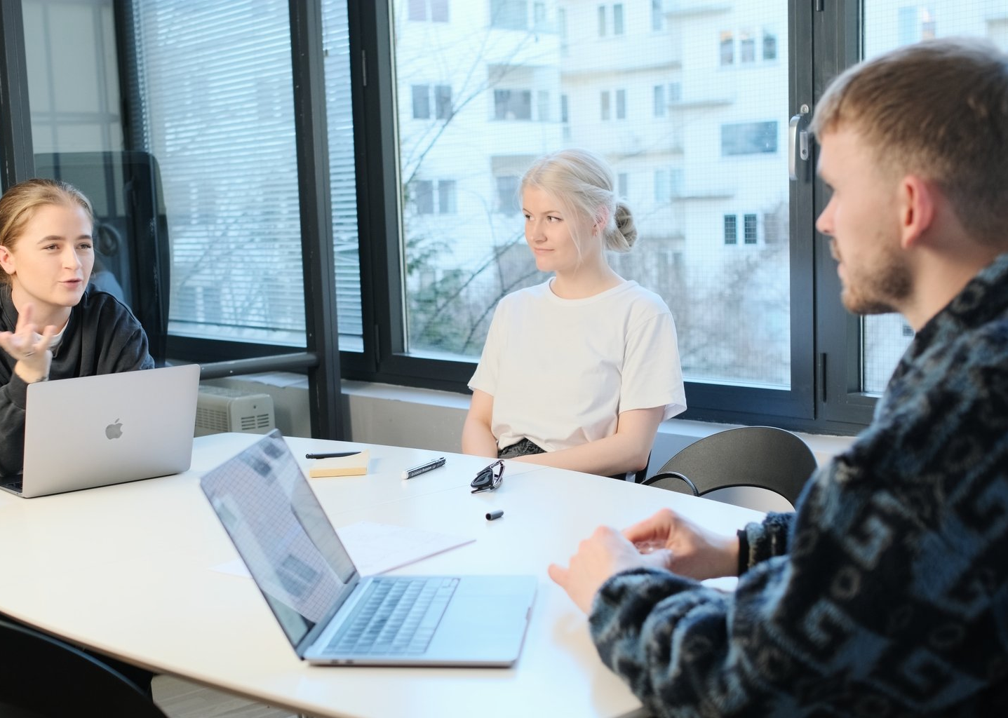 Bilde av Lise Folkestad, Karoline Liane og Oscar Eikeland i Oase Media.